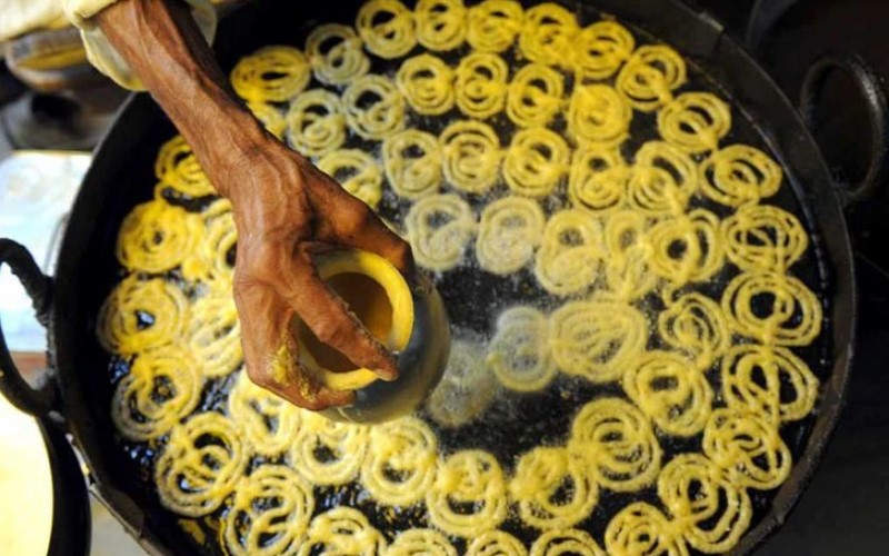 Jalebi là món bánh quế nổi tiếng ở khắp các đường phố Ấn Độ