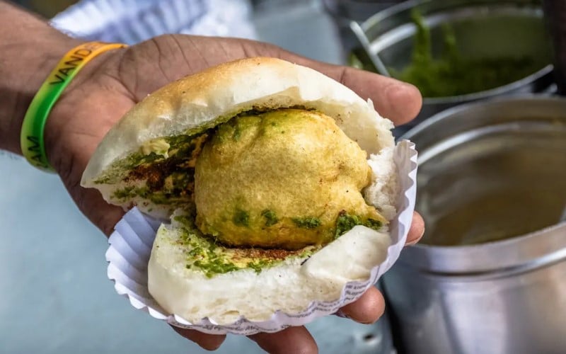 Vada Pav - Bánh mì kẹp bánh chiên thơm ngon khó cưỡng