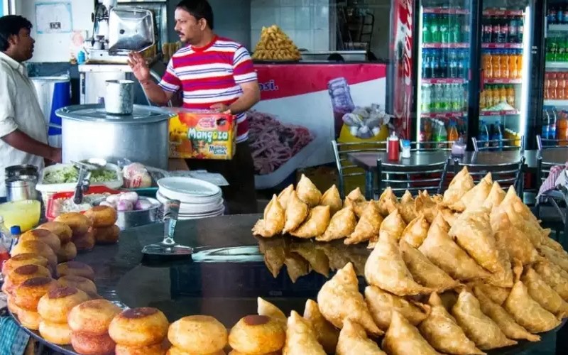 Bánh gói Samosa là món ăn đường phố phổ biến ở khắp Ấn Độ