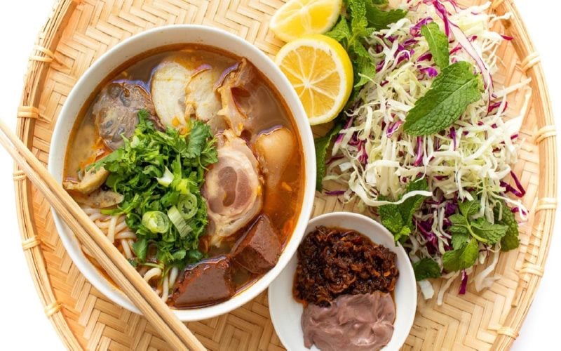 Tô bún bò Huế thơm ngon, hấp dẫn