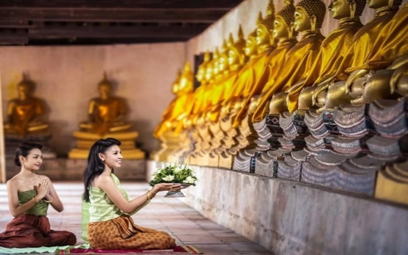 Bạn có thể tham gia lễ Phật tại chùa nổi tiếng Wat Pho