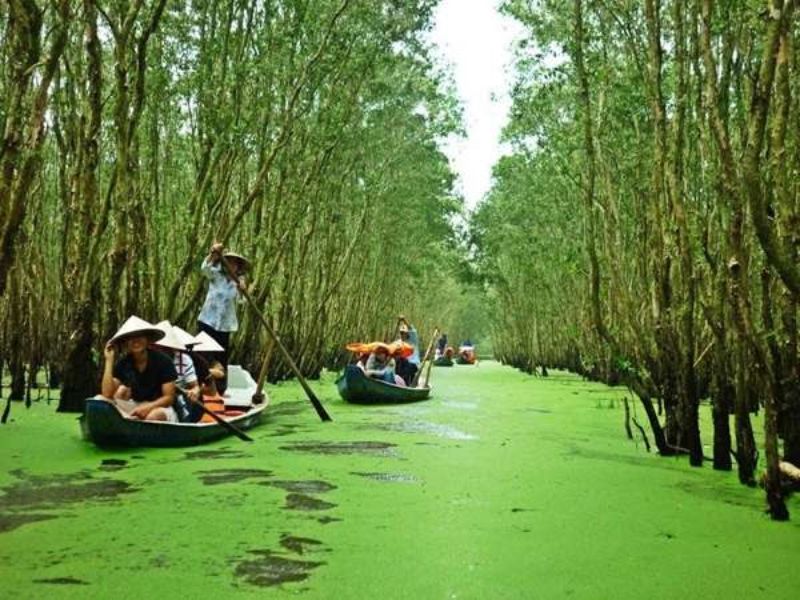 Tham quan trên xuồng ba lá