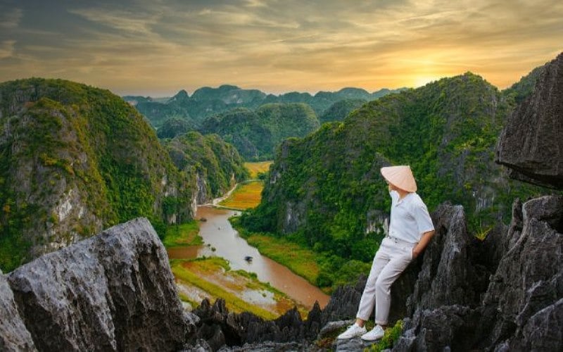 Di chuyển tới Tam Cốc Bích Động, ngắm toàn bộ cảnh sắc nơi đây.