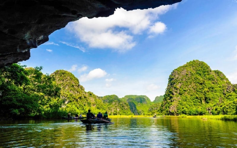 Chèo thuyền đi xuyên qua khám phá từng cửa hang.