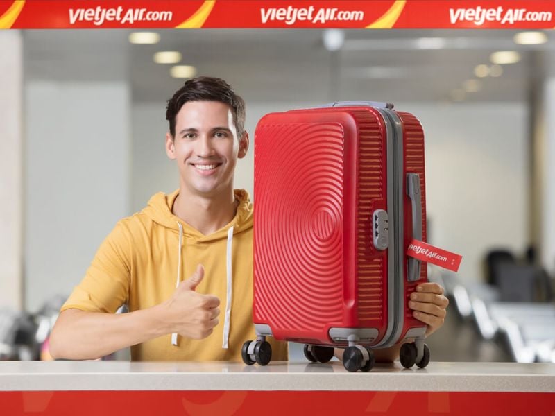 nhân viên vietjet hất hành lý