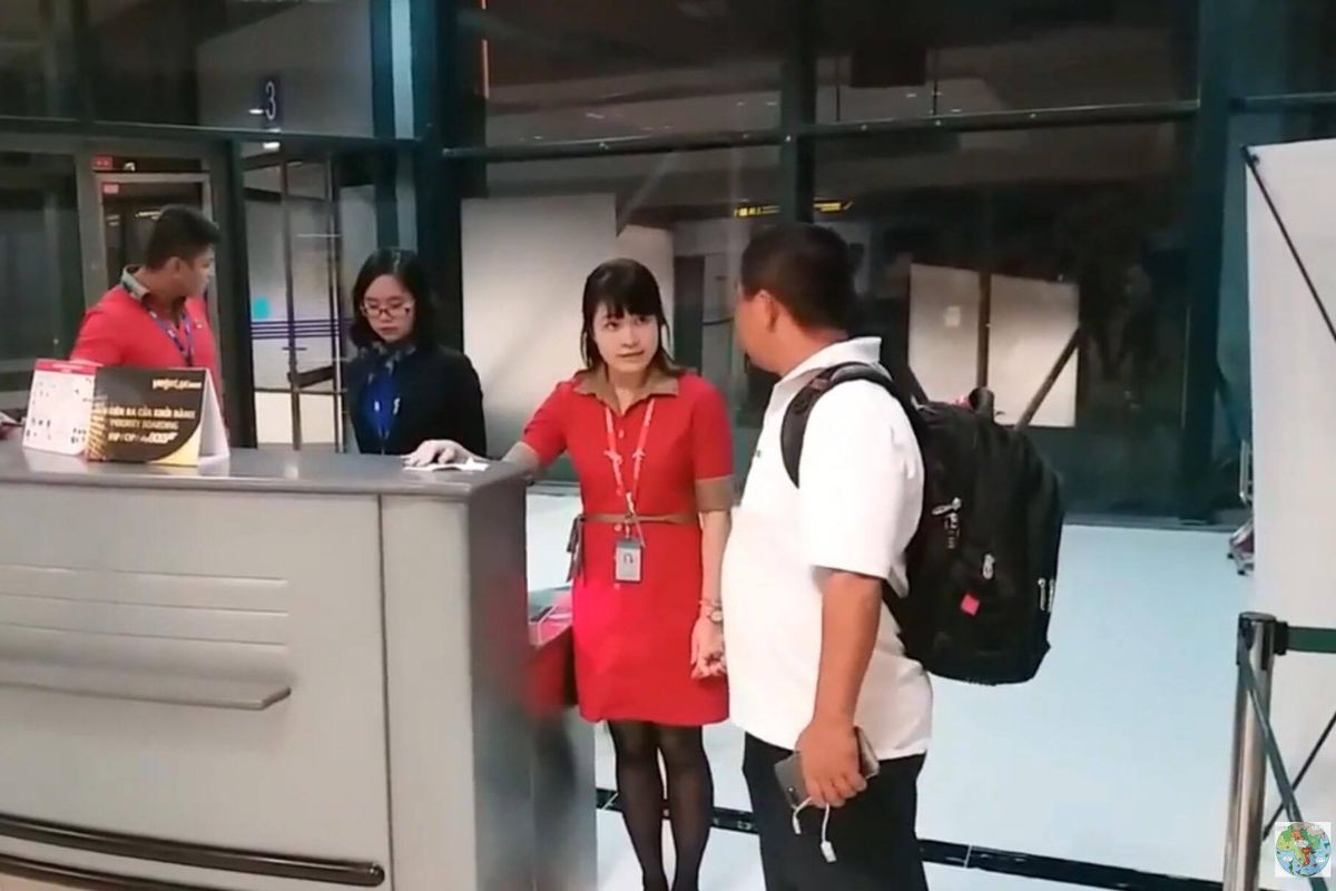 nhân viên Vietjet xé vé